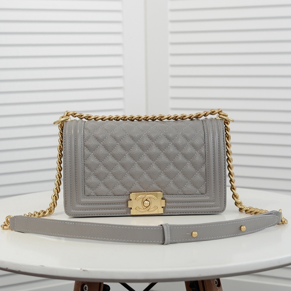 シャネルバッグ正面デザイン